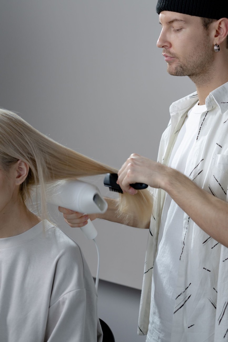 Brushing en cours sur une cliente au salon
