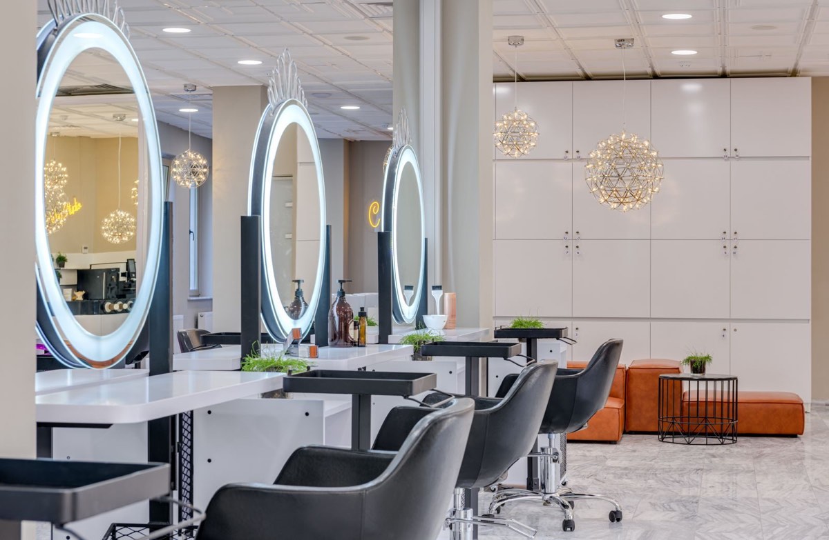 Fauteuils de coiffage et miroirs ronds lumineux du salon
