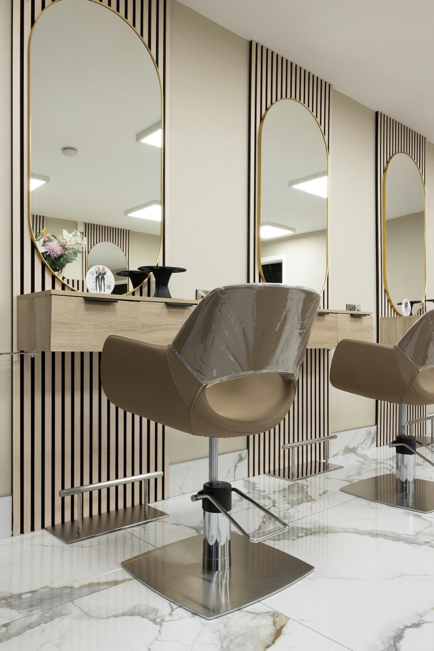 Postes de coiffage du salon avec grands miroirs en arche