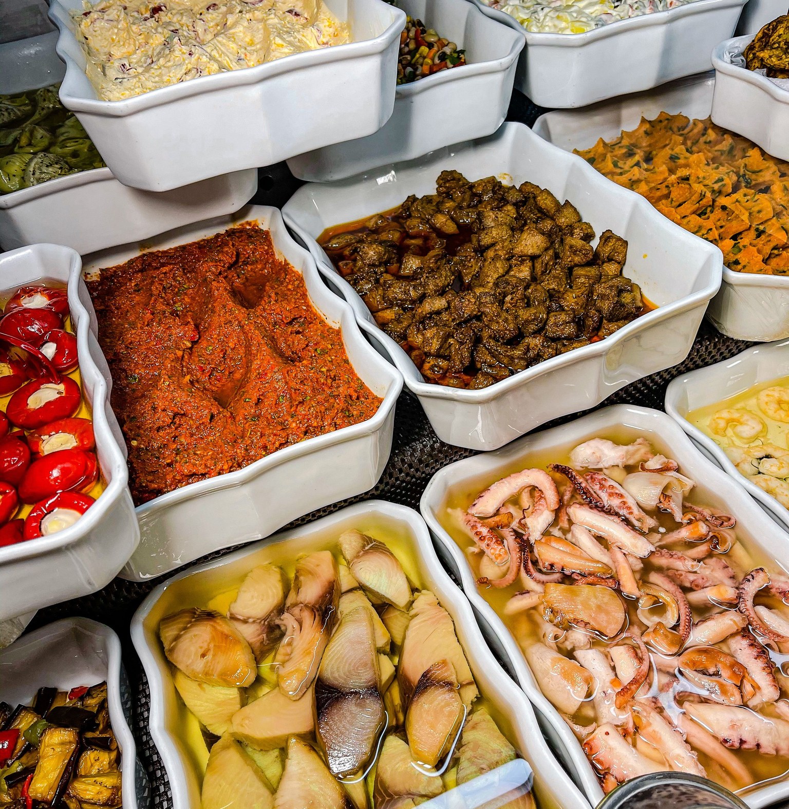 Préparations cuisinées présentées dans les bacs d’un comptoir alimentaire.